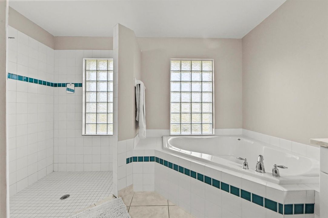 18 Bathroom 02