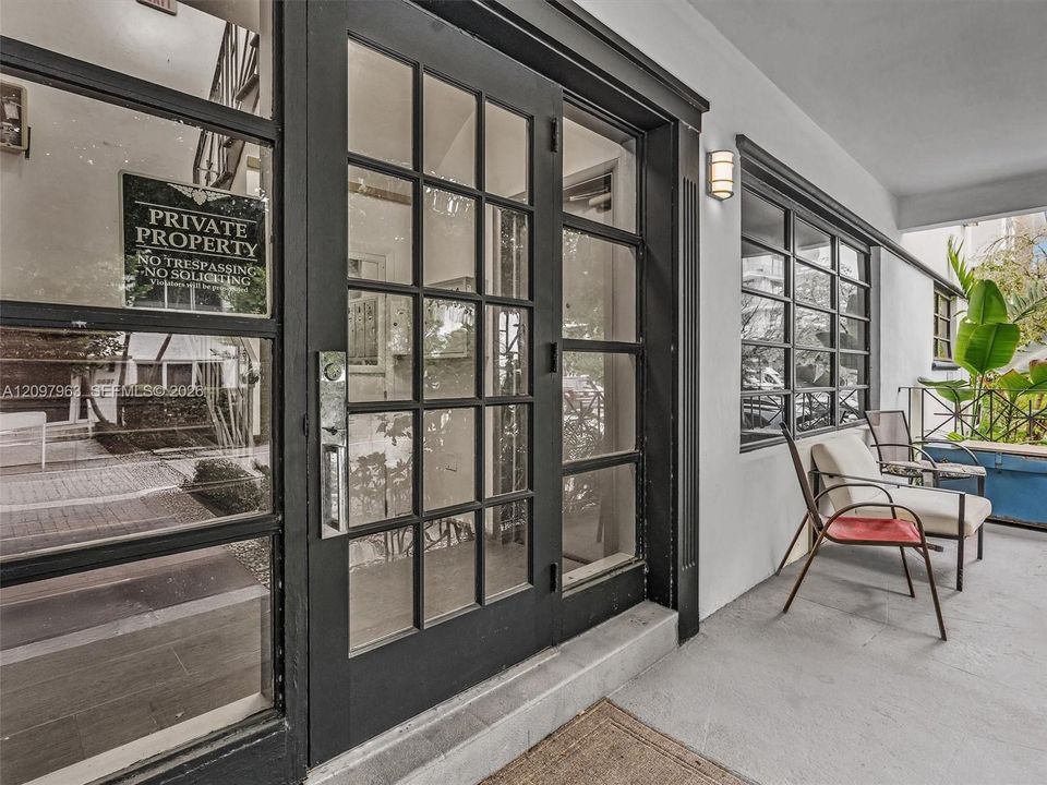 For Rent: $2,950 (2 beds, 1 baths, 754 Square Feet)