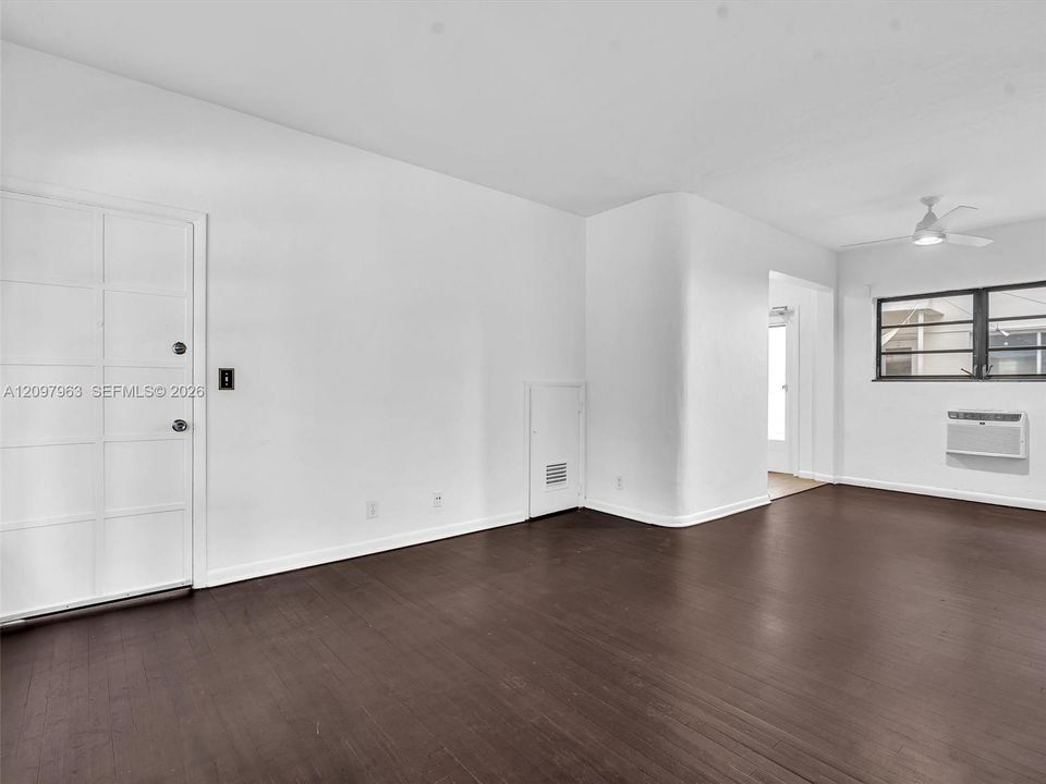 For Rent: $2,950 (2 beds, 1 baths, 754 Square Feet)