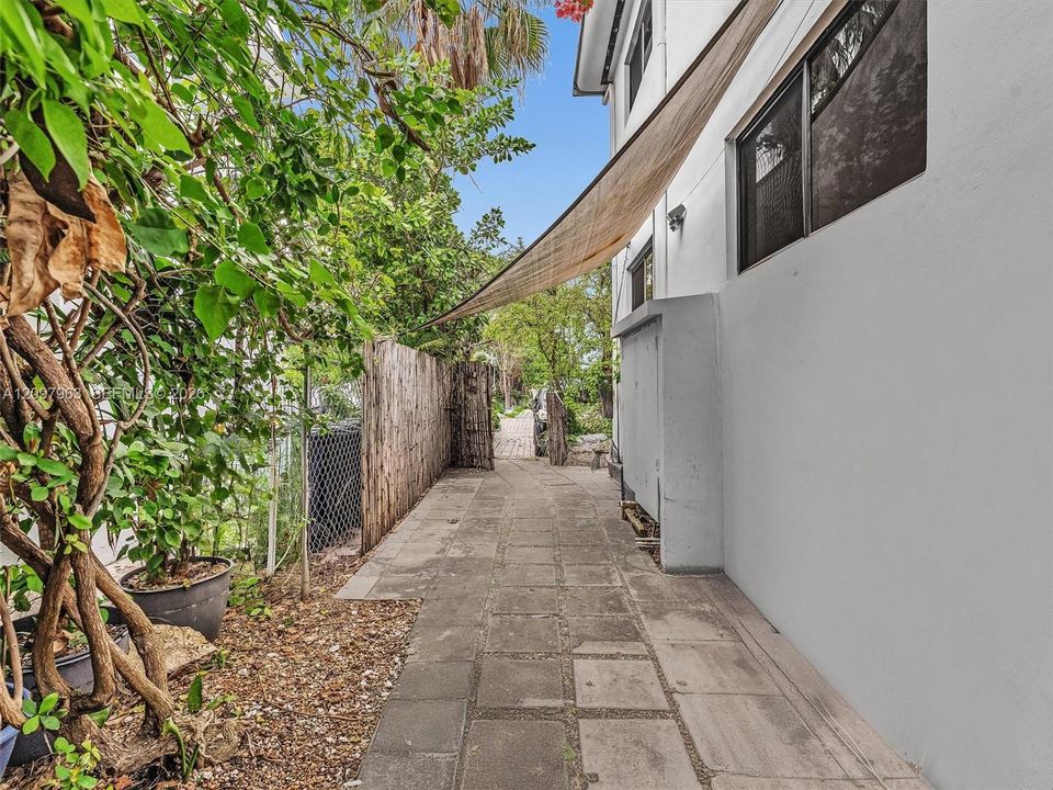 For Rent: $2,950 (2 beds, 1 baths, 754 Square Feet)