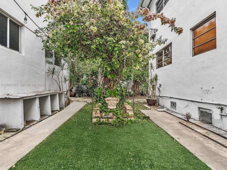 For Rent: $2,950 (2 beds, 1 baths, 754 Square Feet)