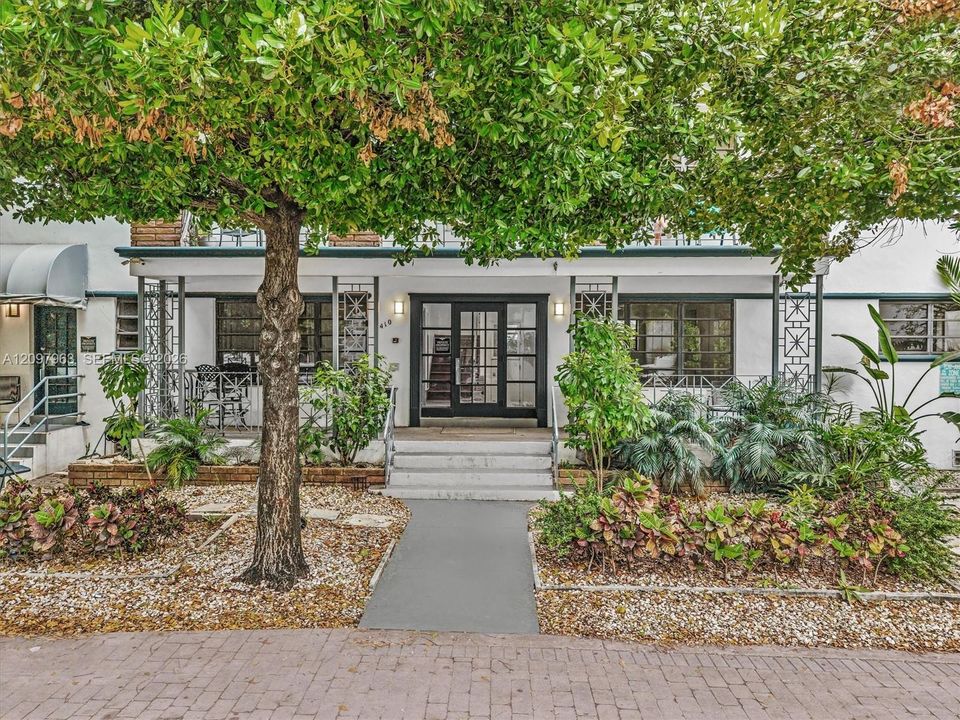 For Rent: $2,950 (2 beds, 1 baths, 754 Square Feet)