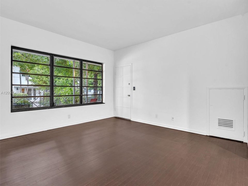 For Rent: $2,950 (2 beds, 1 baths, 754 Square Feet)