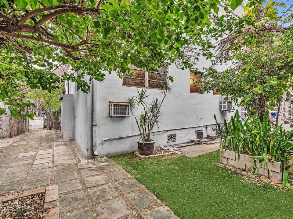 For Rent: $2,950 (2 beds, 1 baths, 754 Square Feet)