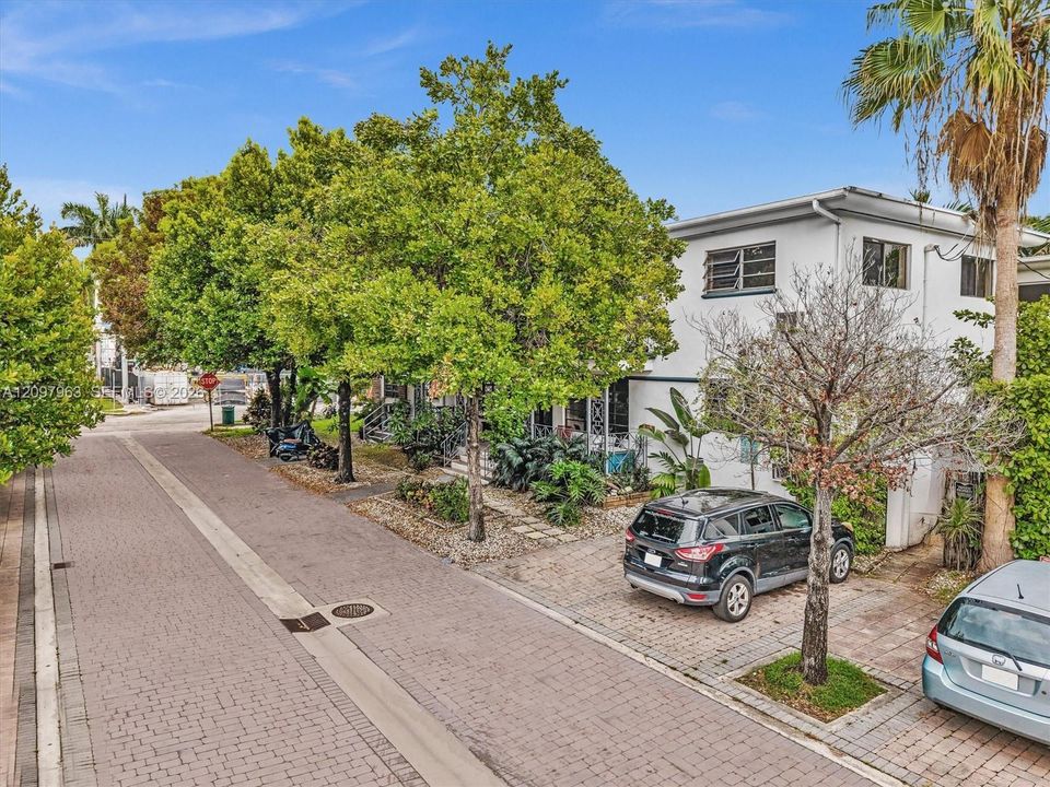 For Rent: $2,950 (2 beds, 1 baths, 754 Square Feet)