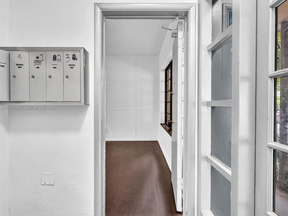 For Rent: $2,950 (2 beds, 1 baths, 754 Square Feet)