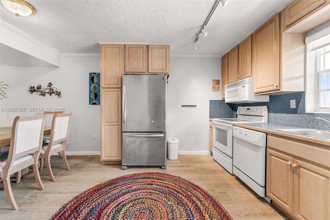 For Rent: $2,950 (2 beds, 2 baths, 1131 Square Feet)