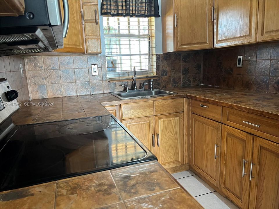 For Rent: $1,800 (2 beds, 1 baths, 800 Square Feet)
