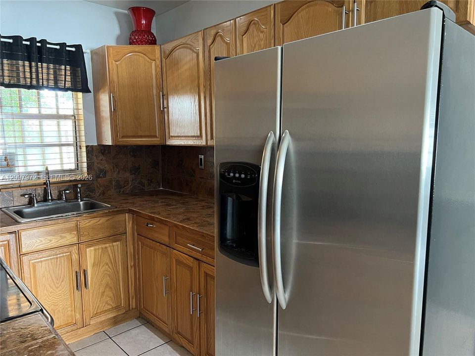 For Rent: $1,800 (2 beds, 1 baths, 800 Square Feet)