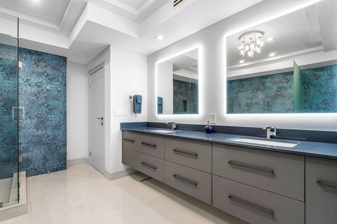 PRIMARY BATHROOM!