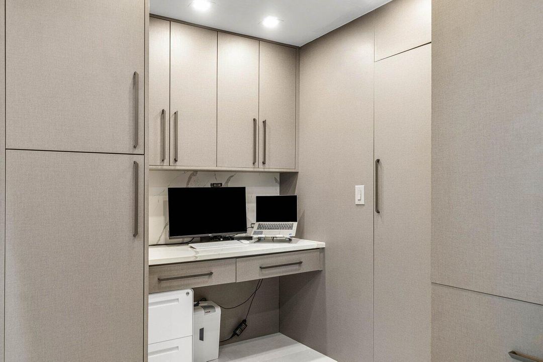 WORKING DESK AND GREAT STORAGE!