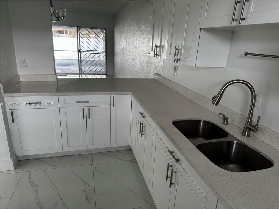 For Rent: $2,600 (2 beds, 1 baths, 1278 Square Feet)