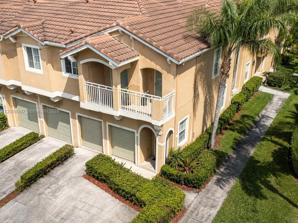 For Rent: $2,800 (3 beds, 2 baths, 1210 Square Feet)