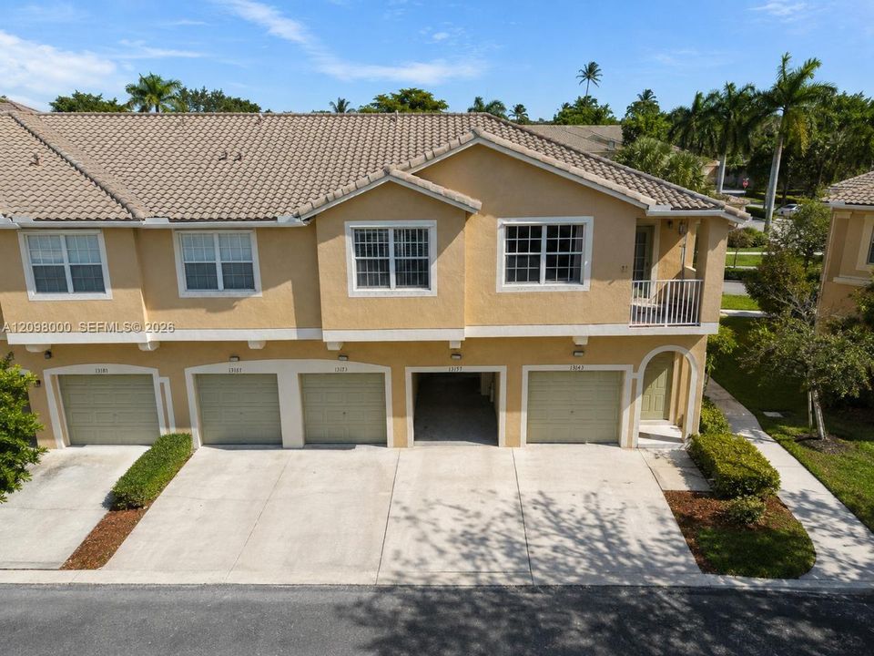 For Rent: $2,800 (3 beds, 2 baths, 1210 Square Feet)