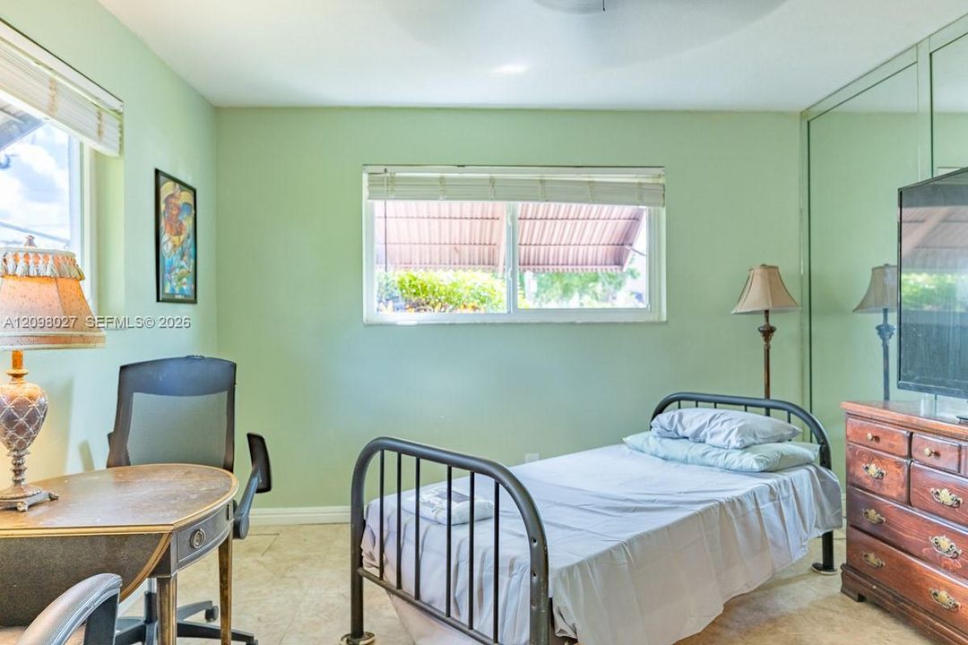 For Rent: $925 (0 beds, 0 baths, 1945 Square Feet)