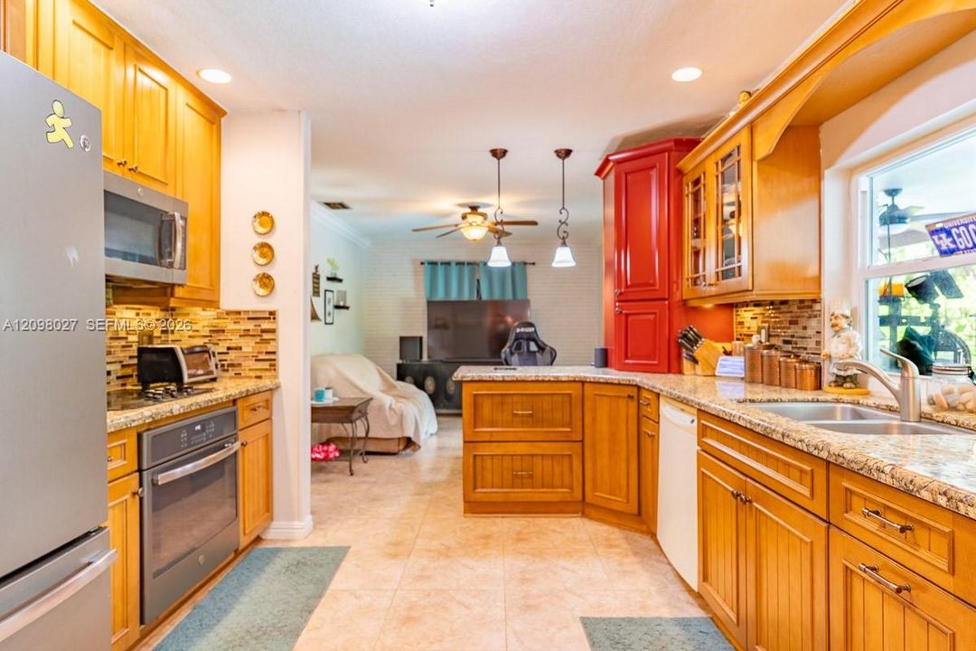 For Rent: $925 (0 beds, 0 baths, 1945 Square Feet)