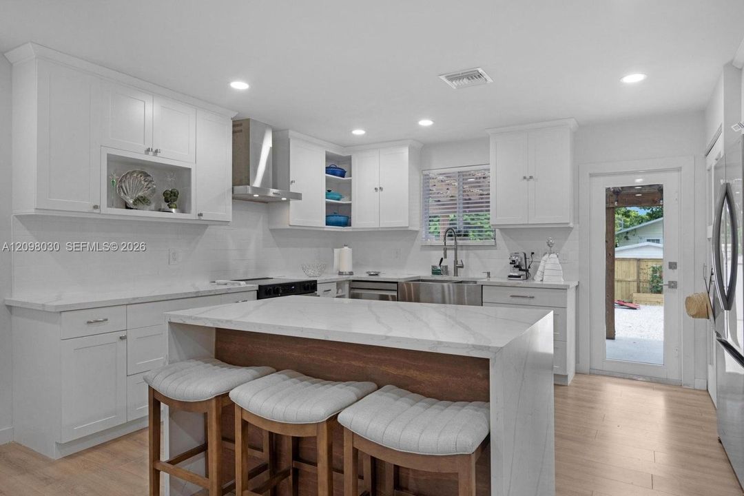 For Sale: $735,000 (3 beds, 2 baths, 1120 Square Feet)