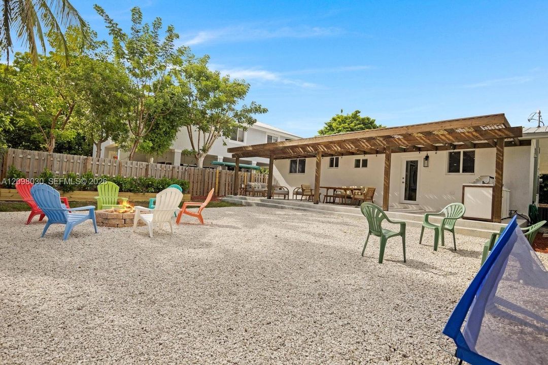 For Sale: $735,000 (3 beds, 2 baths, 1120 Square Feet)