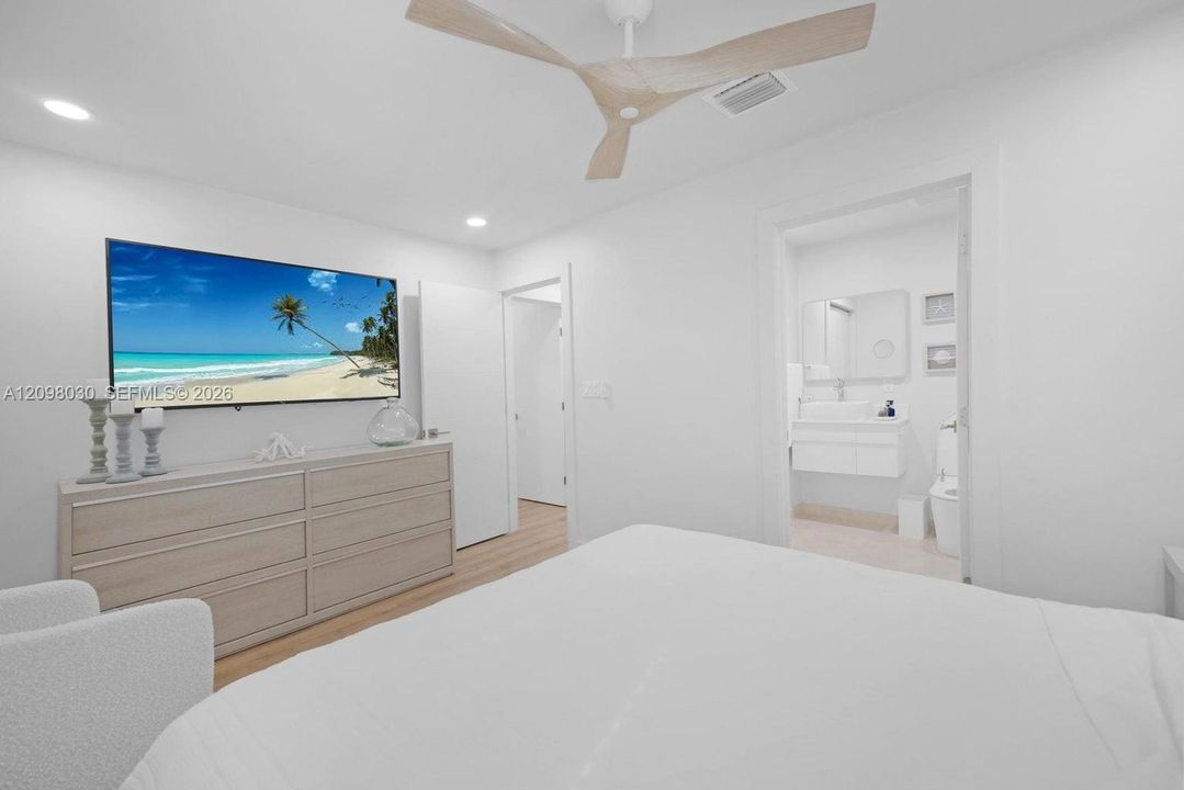 For Sale: $735,000 (3 beds, 2 baths, 1120 Square Feet)