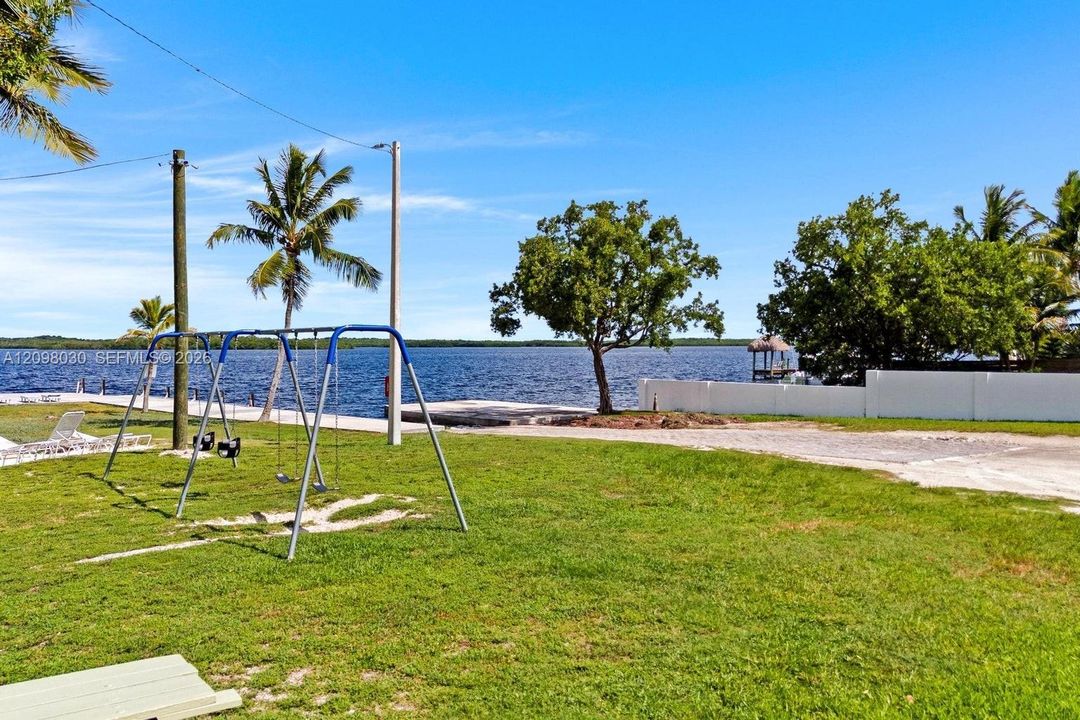For Sale: $735,000 (3 beds, 2 baths, 1120 Square Feet)