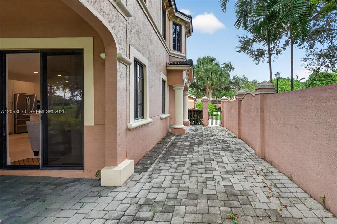 For Rent: $4,200 (3 beds, 2 baths, 1560 Square Feet)