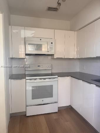 For Rent: $2,600 (2 beds, 1 baths, 761 Square Feet)