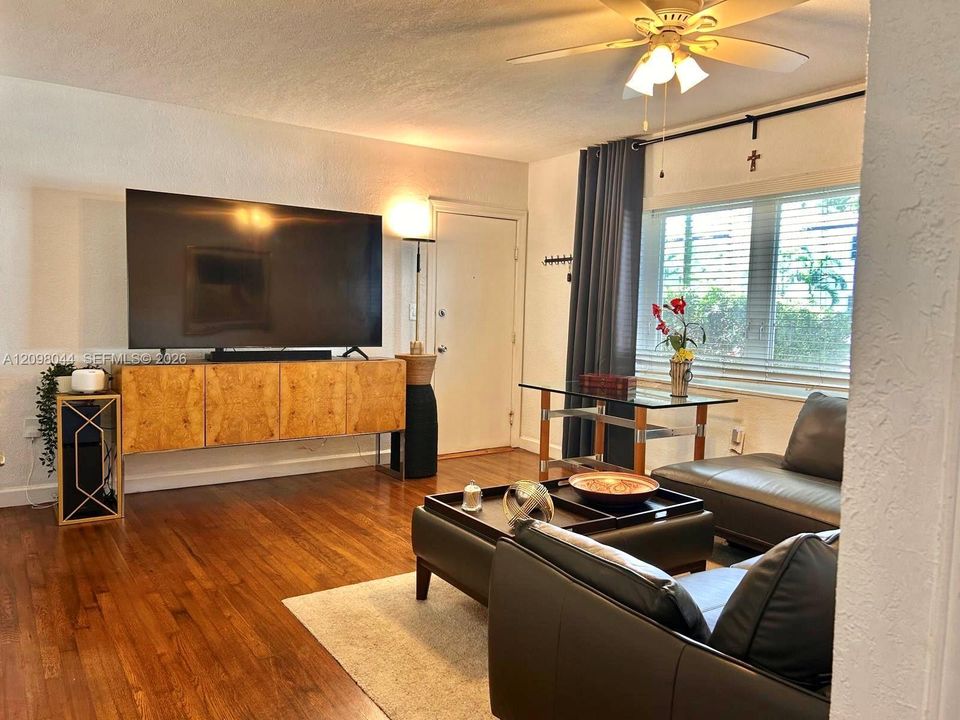 For Rent: $2,250 (2 beds, 1 baths, 672 Square Feet)