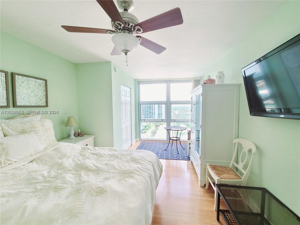 For Sale: $435,000 (2 beds, 2 baths, 1140 Square Feet)
