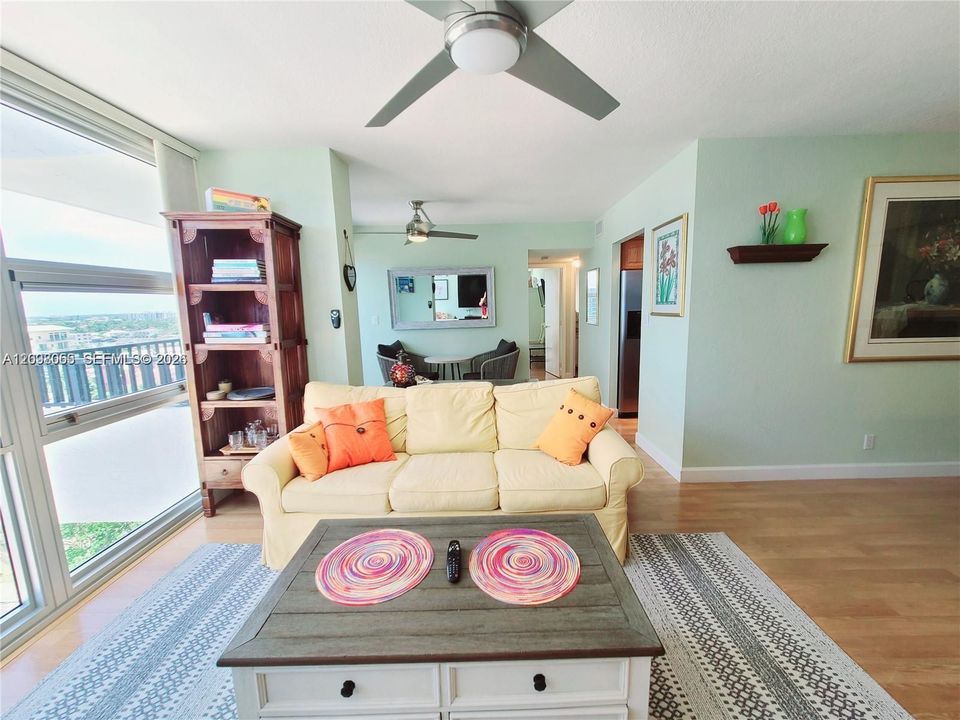 For Sale: $435,000 (2 beds, 2 baths, 1140 Square Feet)