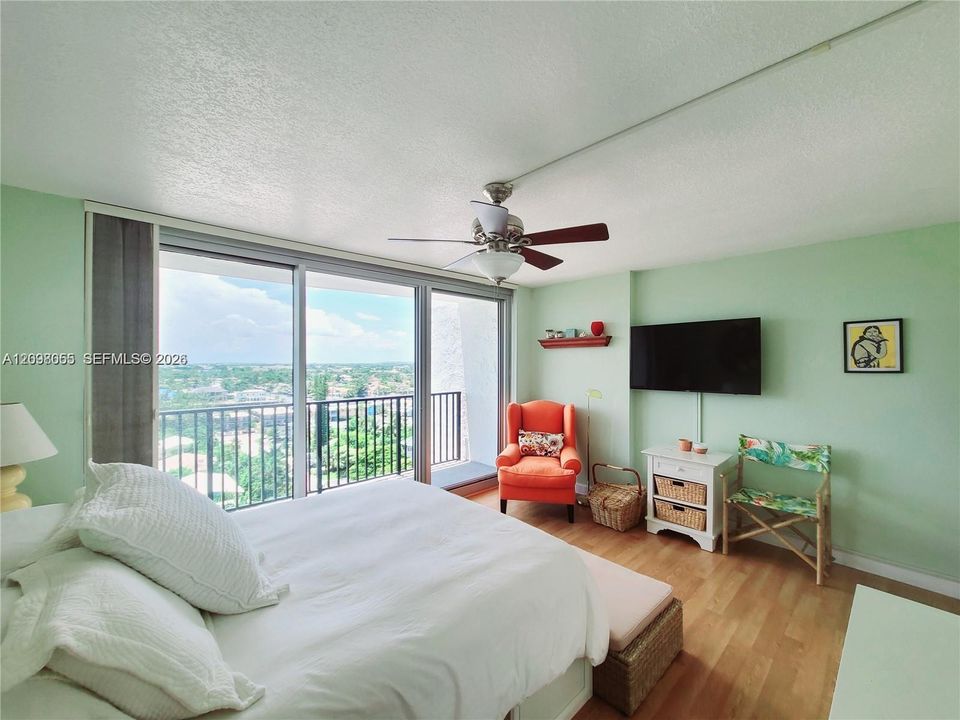 For Sale: $435,000 (2 beds, 2 baths, 1140 Square Feet)
