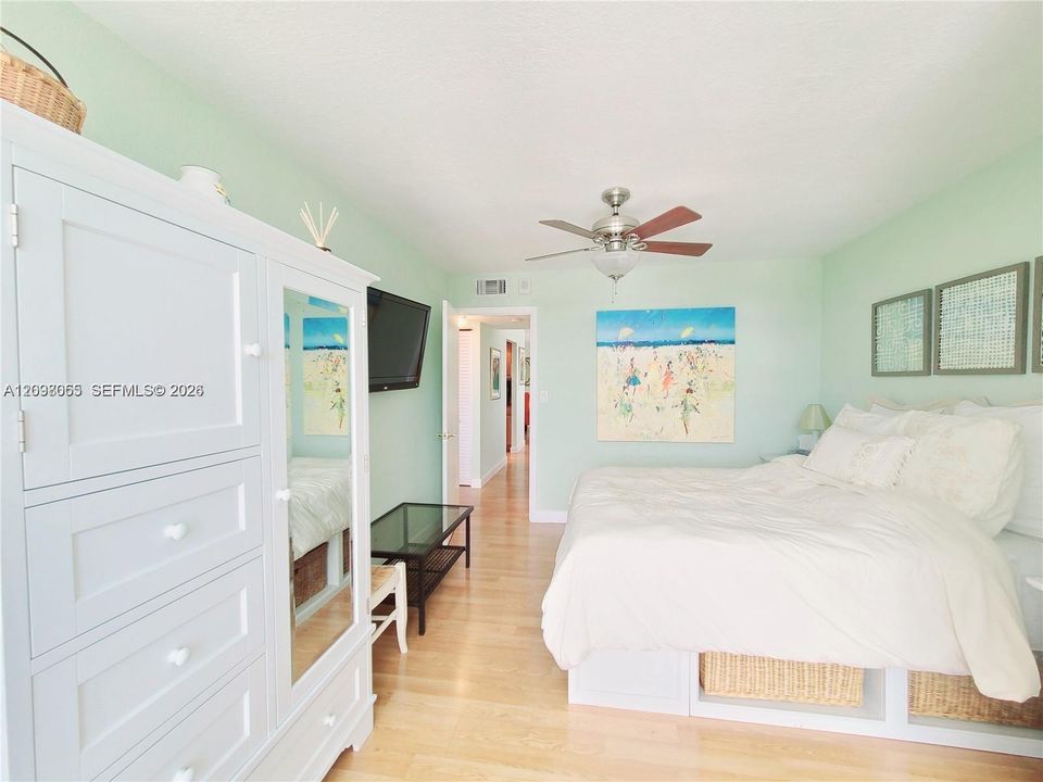 For Sale: $435,000 (2 beds, 2 baths, 1140 Square Feet)