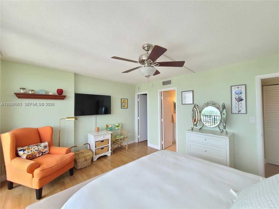 For Sale: $435,000 (2 beds, 2 baths, 1140 Square Feet)