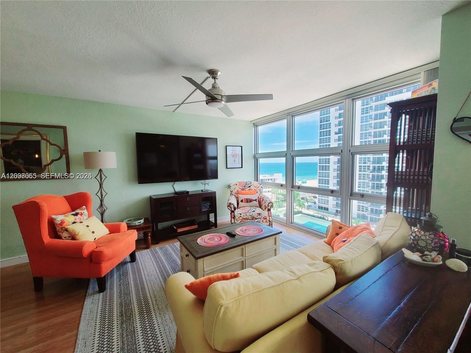 For Sale: $435,000 (2 beds, 2 baths, 1140 Square Feet)