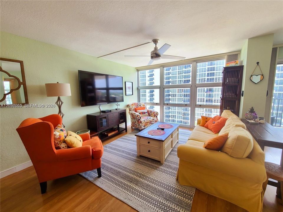 For Sale: $435,000 (2 beds, 2 baths, 1140 Square Feet)