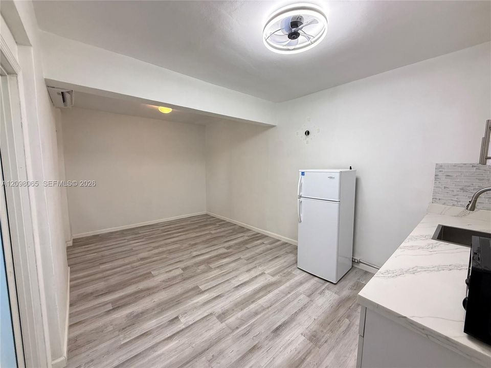 For Rent: $1,300 (0 beds, 1 baths, 1221 Square Feet)