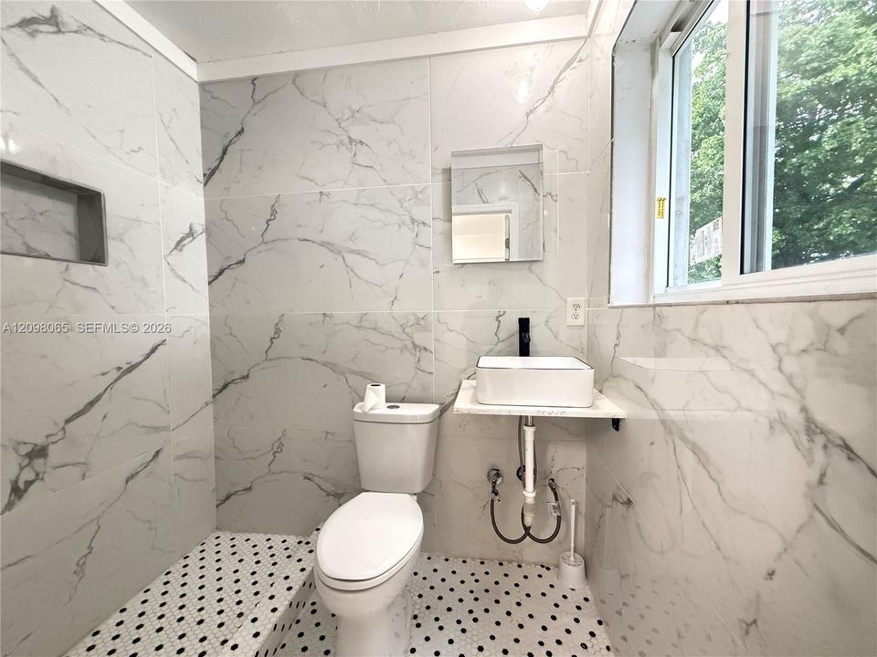 For Rent: $1,300 (0 beds, 1 baths, 1221 Square Feet)
