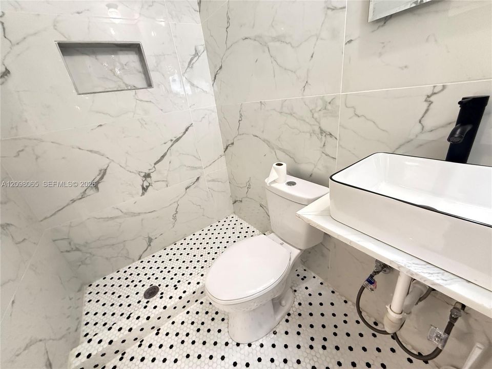 For Rent: $1,300 (0 beds, 1 baths, 1221 Square Feet)