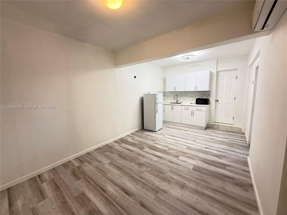 For Rent: $1,300 (0 beds, 1 baths, 1221 Square Feet)