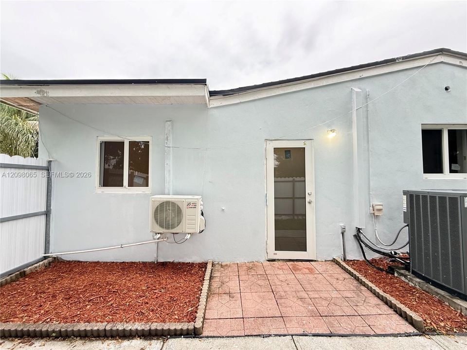 For Rent: $1,300 (0 beds, 1 baths, 1221 Square Feet)