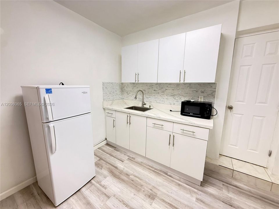 For Rent: $1,300 (0 beds, 1 baths, 1221 Square Feet)