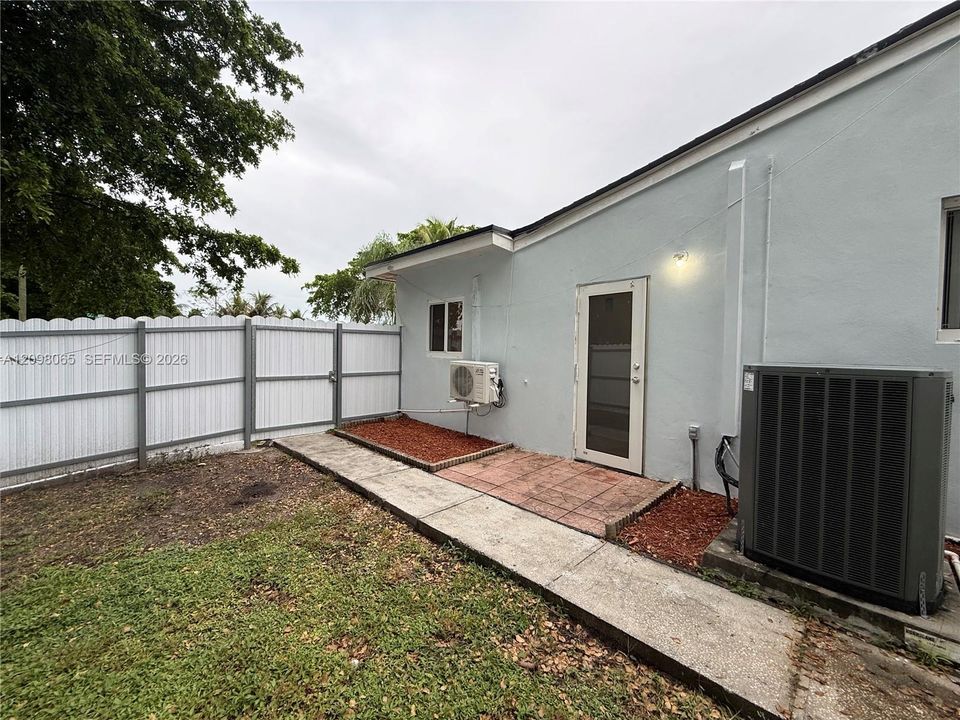 For Rent: $1,300 (0 beds, 1 baths, 1221 Square Feet)