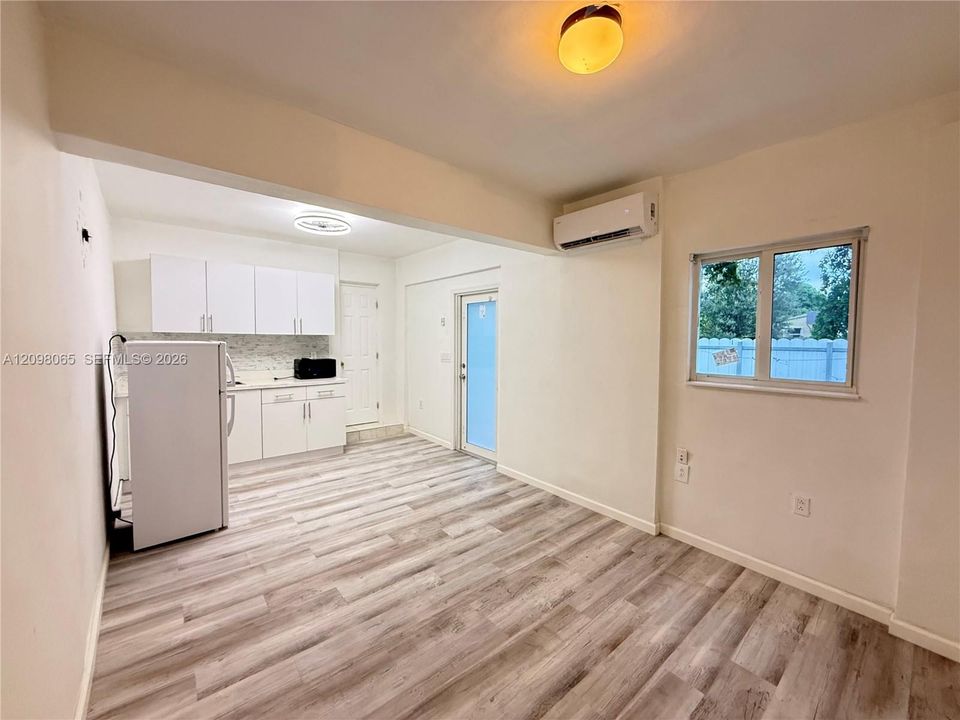 For Rent: $1,300 (0 beds, 1 baths, 1221 Square Feet)