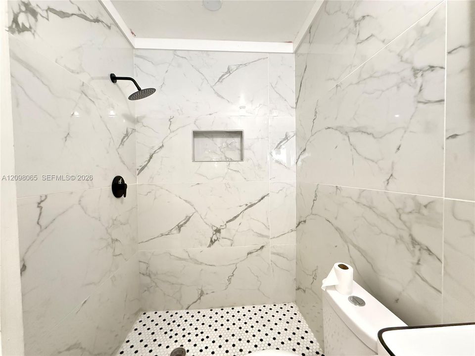 For Rent: $1,300 (0 beds, 1 baths, 1221 Square Feet)