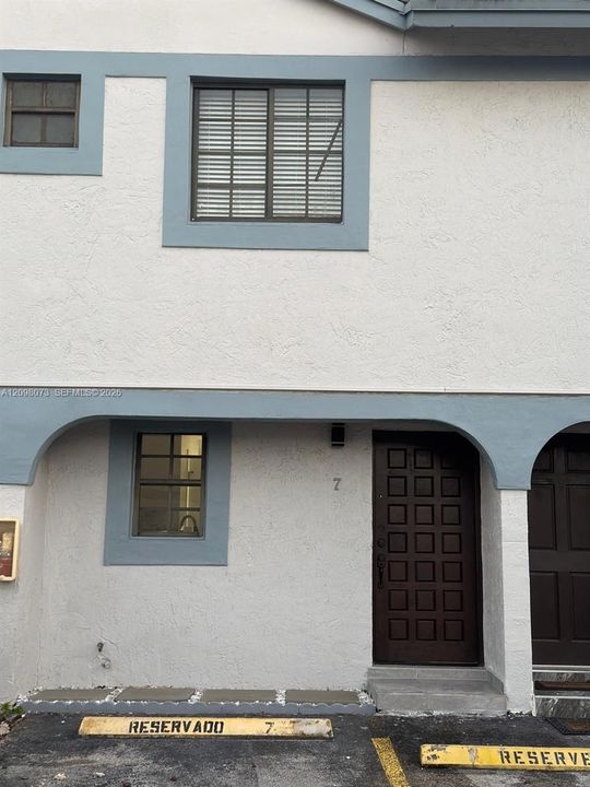 For Rent: $2,300 (2 beds, 1 baths, 624 Square Feet)