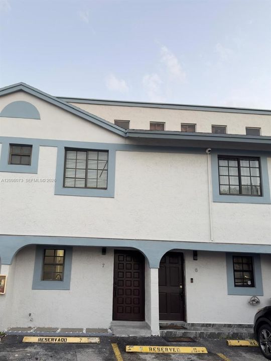 For Rent: $2,300 (2 beds, 1 baths, 624 Square Feet)