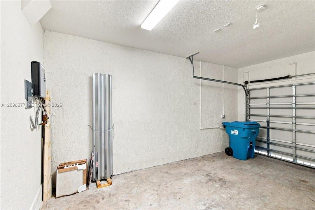 For Rent: $2,500 (3 beds, 2 baths, 1296 Square Feet)