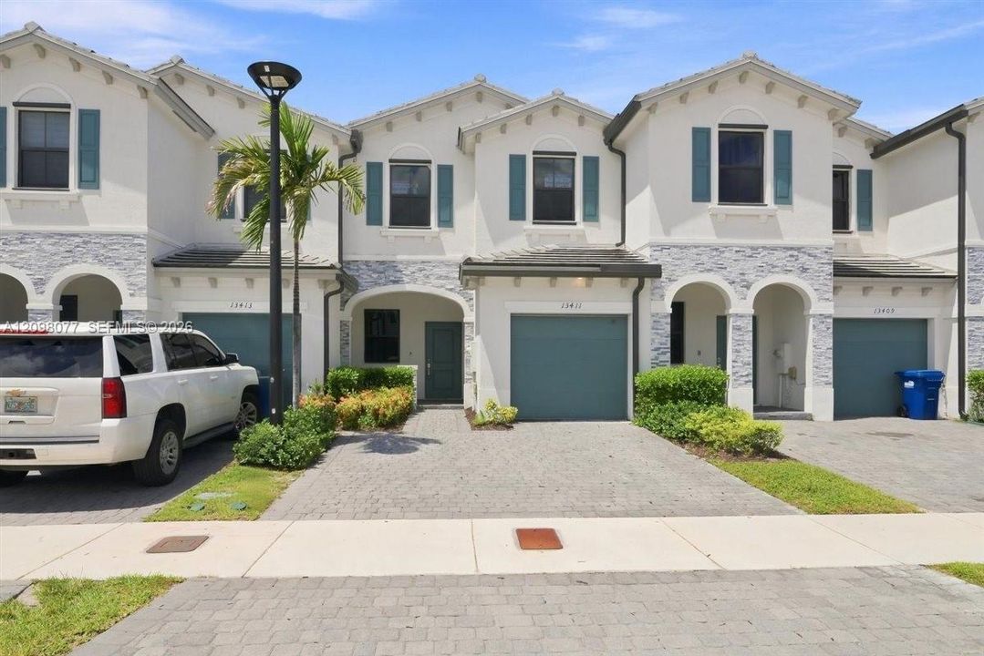 For Rent: $2,500 (3 beds, 2 baths, 1296 Square Feet)