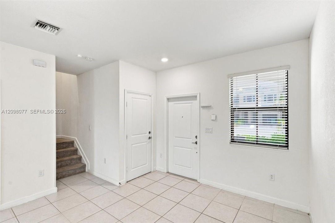 For Rent: $2,500 (3 beds, 2 baths, 1296 Square Feet)