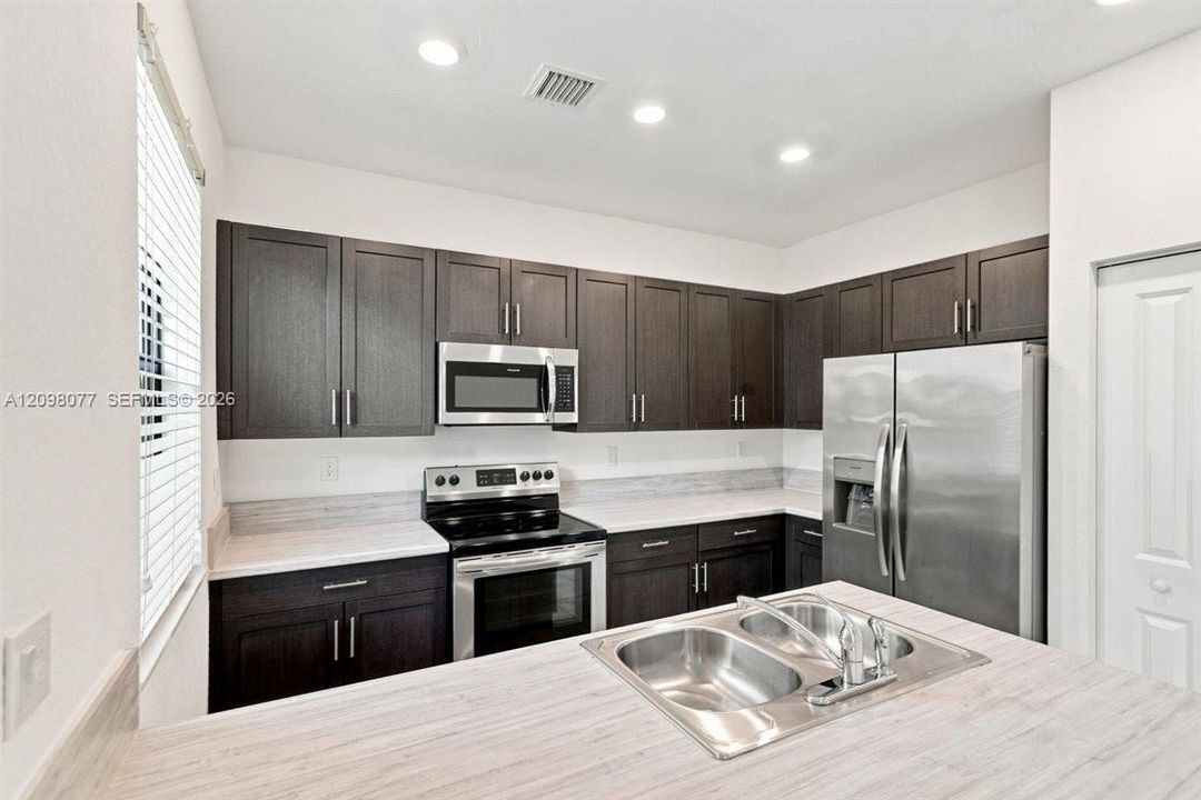 For Rent: $2,500 (3 beds, 2 baths, 1296 Square Feet)