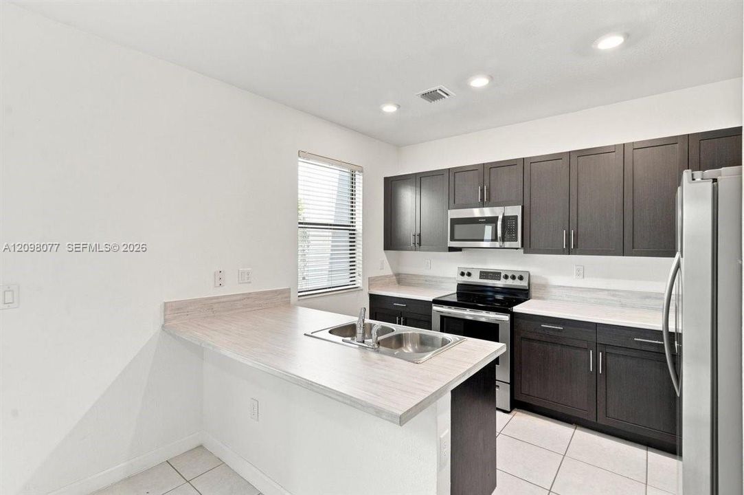For Rent: $2,500 (3 beds, 2 baths, 1296 Square Feet)